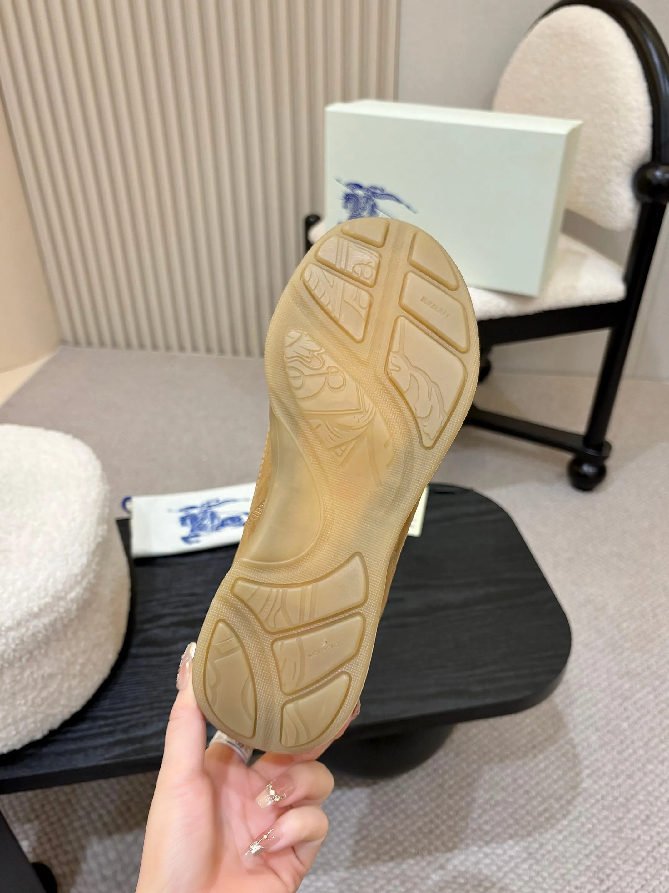 Men's shoes 💰640 Burberry's popular casual sneakers, debuted at the brand's 2025 summer fashion show. Made of refined Italian leather with tonal topstitching details, it's inspired by sporty design. Paired with lightweight soles and Burberry checkered shoe tabs, embellished with embroidery of the brand's Equestrian Knight logo (EKD) ✅Fabric: frosted/grained cowhide ✅Lining: sheepskin ✅Outsole: ultra-light rubber sole ✅Color: black/white/apricot available ✅Size: Men's 39-46 (45, 46 customized)